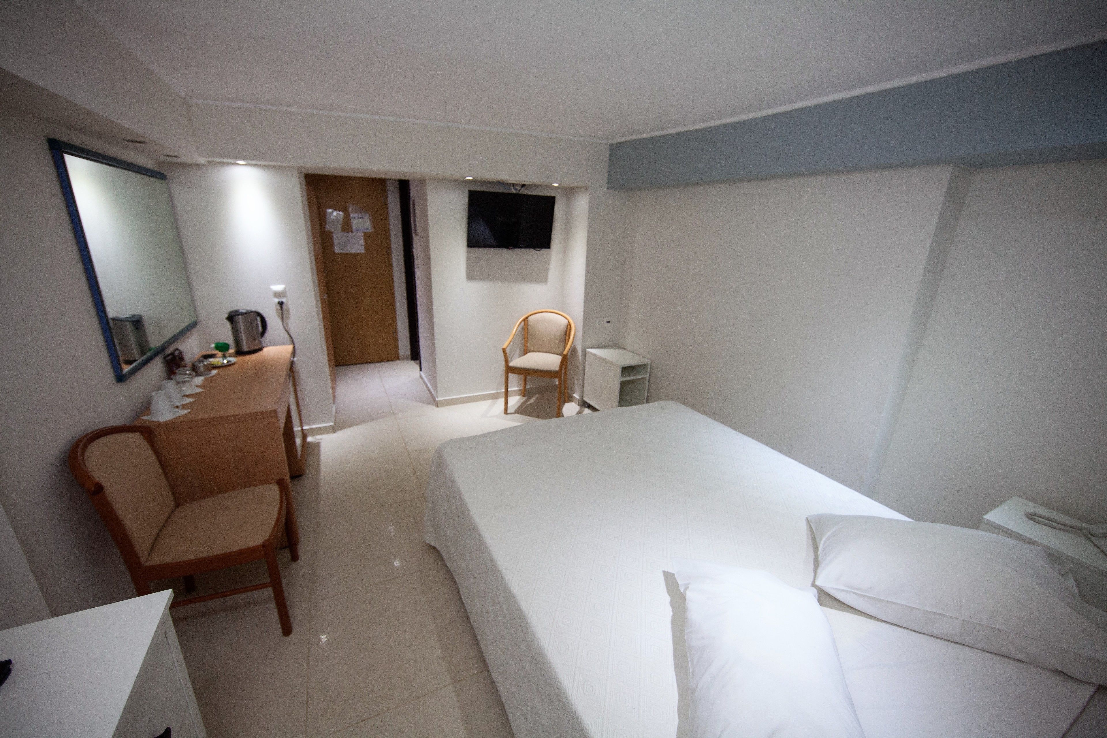 family room | minibar, in-room safe, desk, free wifi