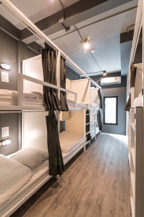 8-Bed Mixed Dormitory  | 房內夾萬、隔音、免費 Wi-Fi