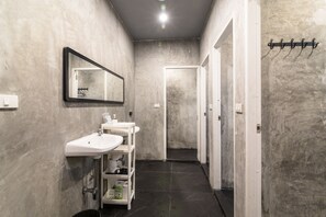 Shower, free toiletries, hair dryer, towels - The Cocoon Hostel (Bangkok)
