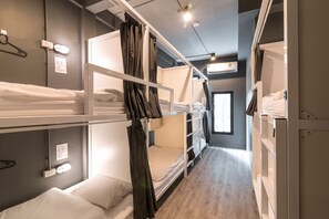 8-Bed Mixed Dormitory  | セーフティボックス (室内)、防音設備、WiFi (無料)