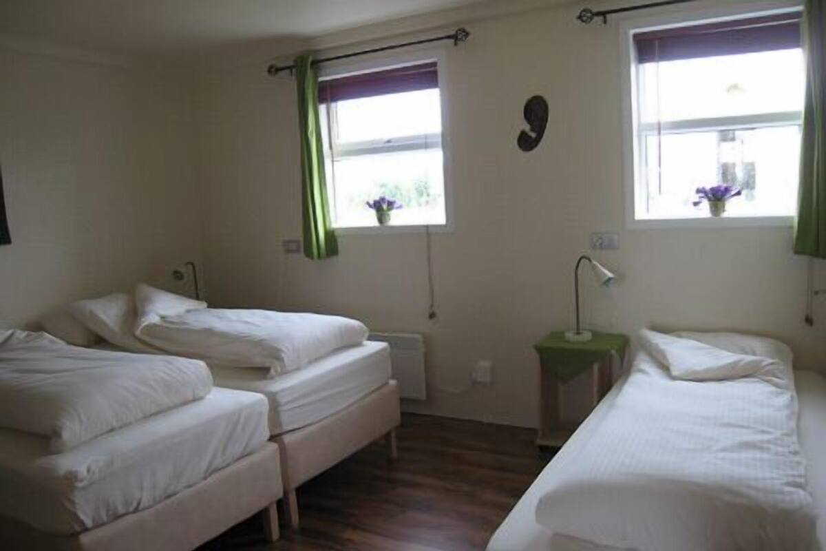 Desk, cribs (surcharge), WiFi (free), bed sheets