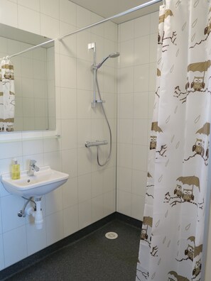 Triple Room, Private Bathroom, Annex Building (Room 3) | Bathroom | Shower, towels