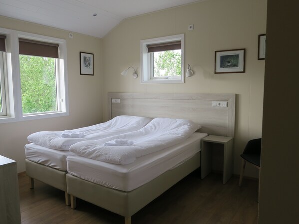 Chambre Double ou avec lits jumeaux, salle de bains privée, dans les dépendances (Room 5) | Bureau, lits bébé (en supplément), Wi-Fi gratuit, draps fournis