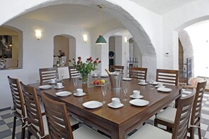 Apartment, 5 Schlafzimmer | Essbereich im Zimmer