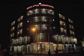 Fachada del alojamiento - Noche