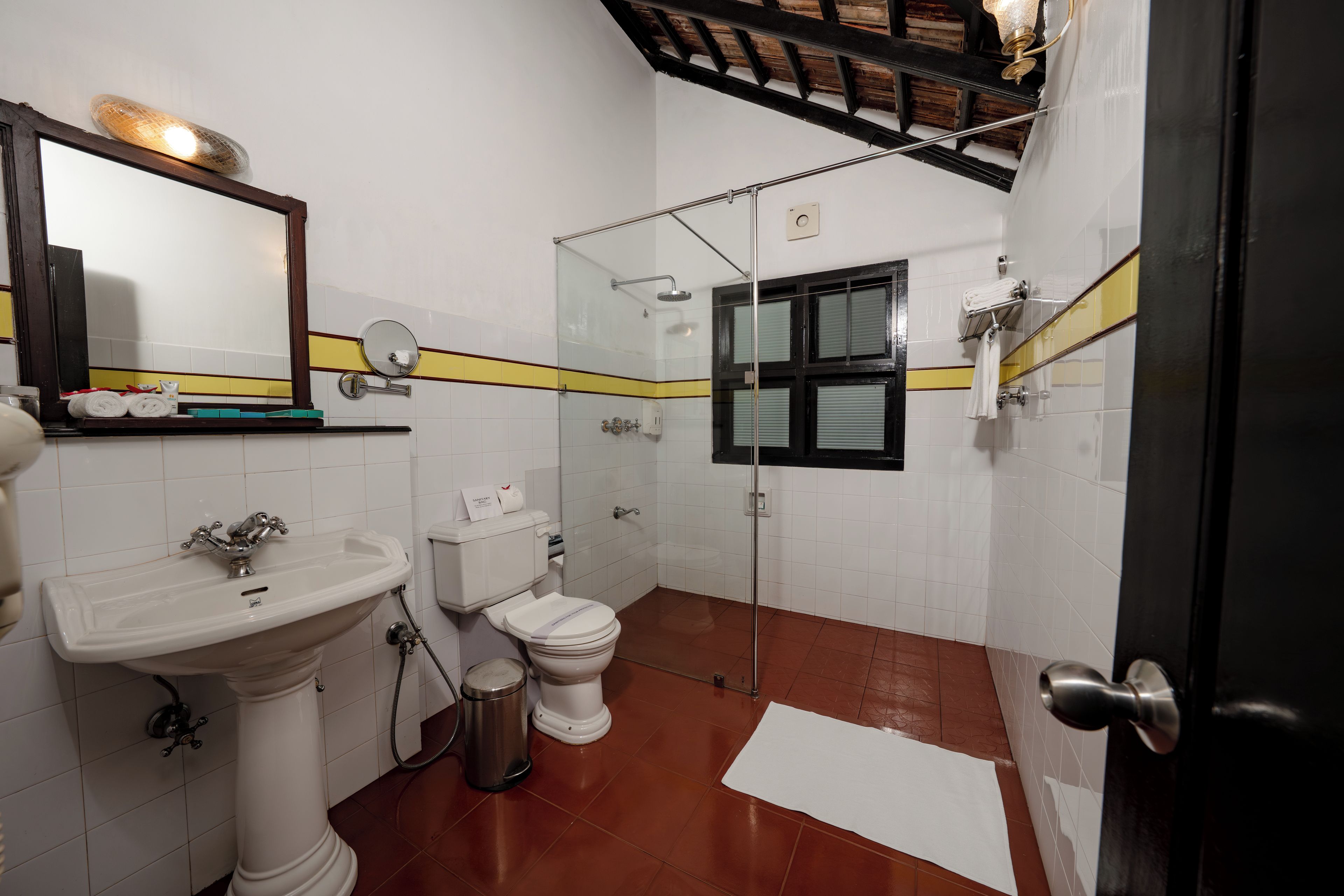 Casa de banho com lavatório, sanita e zona de duche.