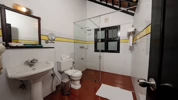 Casa de banho com lavatório, sanita e zona de duche.