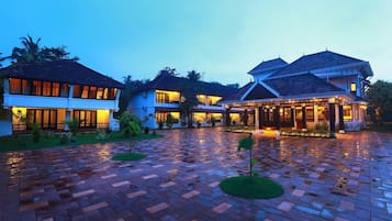 Mặt tiền nơi lưu trú - ban đêm