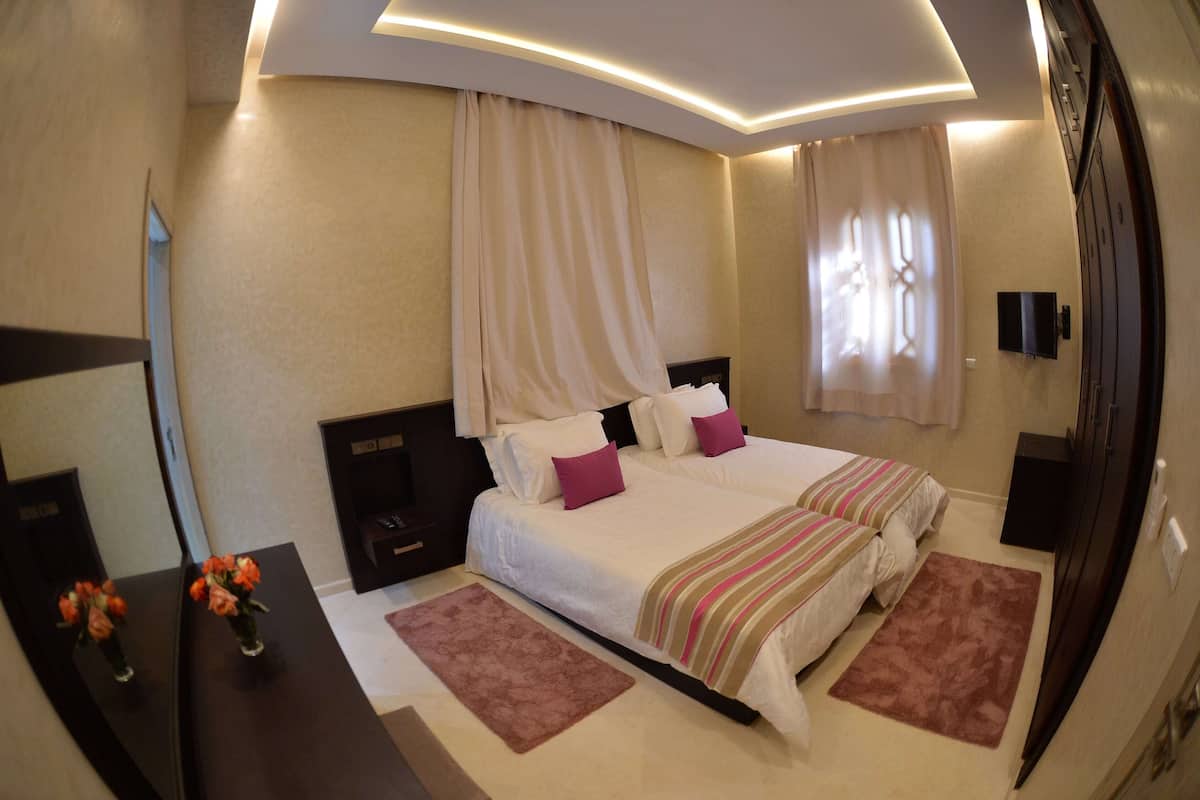 Habitación Confort | Minibar, caja de seguridad en la habitación y escritorio