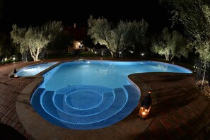 Piscine extérieure, parasols de plage, chaises longues