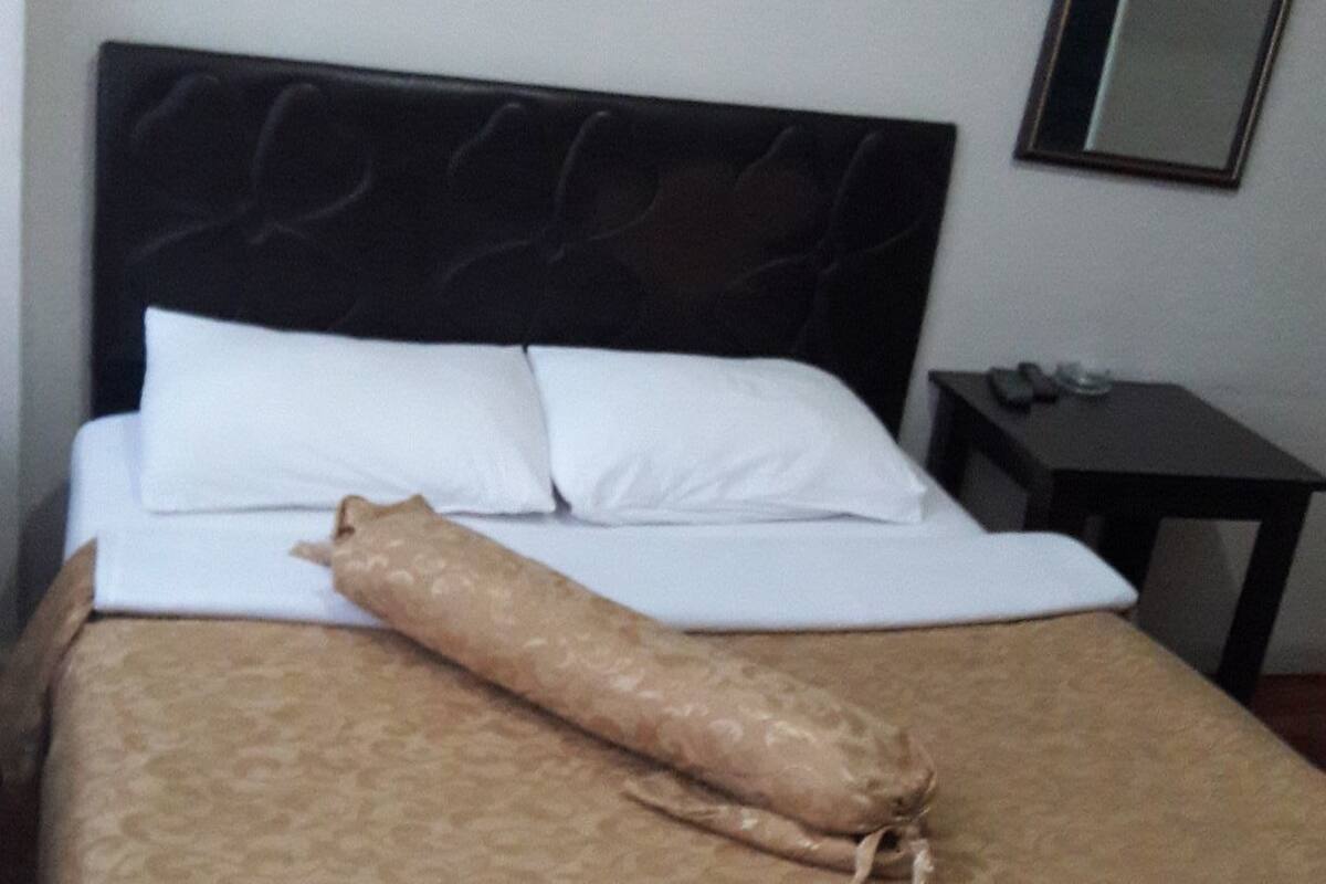 Escritorio y tabla de planchar con plancha