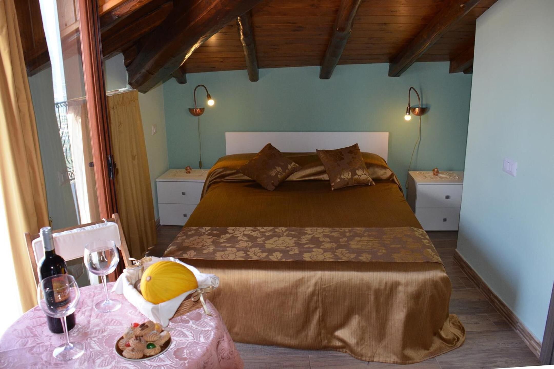 Desk, soundproofing, free WiFi, bed sheets