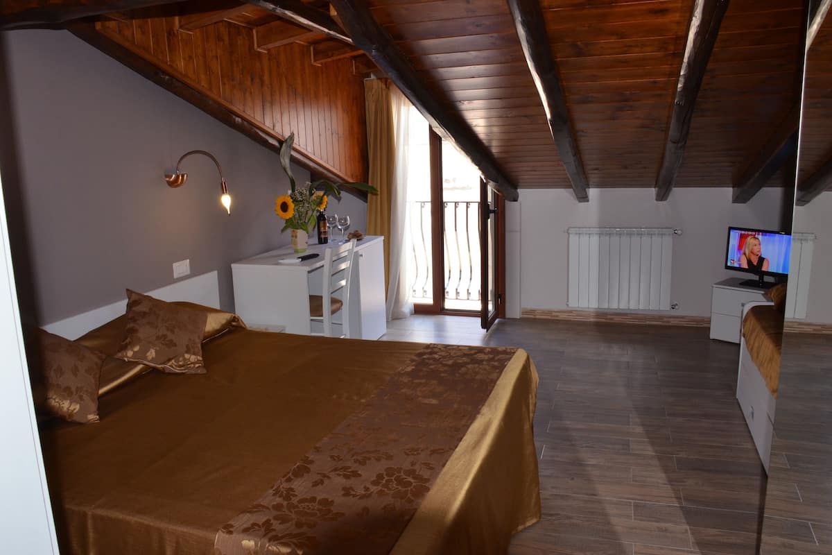 Deluxe Room, City View | Meja, kalis bunyi, Wi-fi percuma, cadar katil