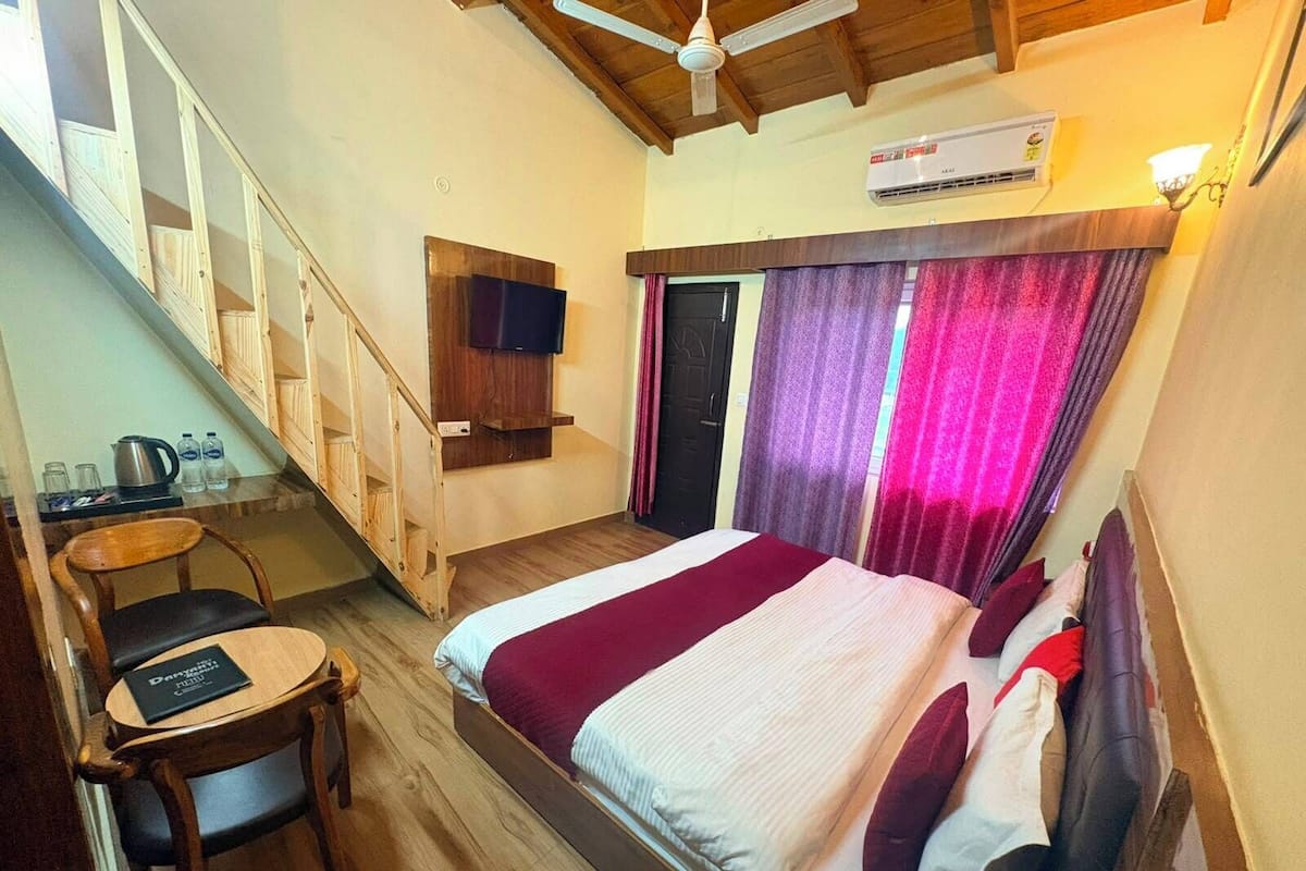 Familien-Vierbettzimmer, Hügelblick | Schreibtisch, kostenloses WLAN, Bettwäsche