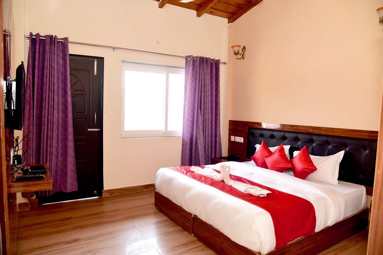 Escritorio, wifi gratis y ropa de cama 