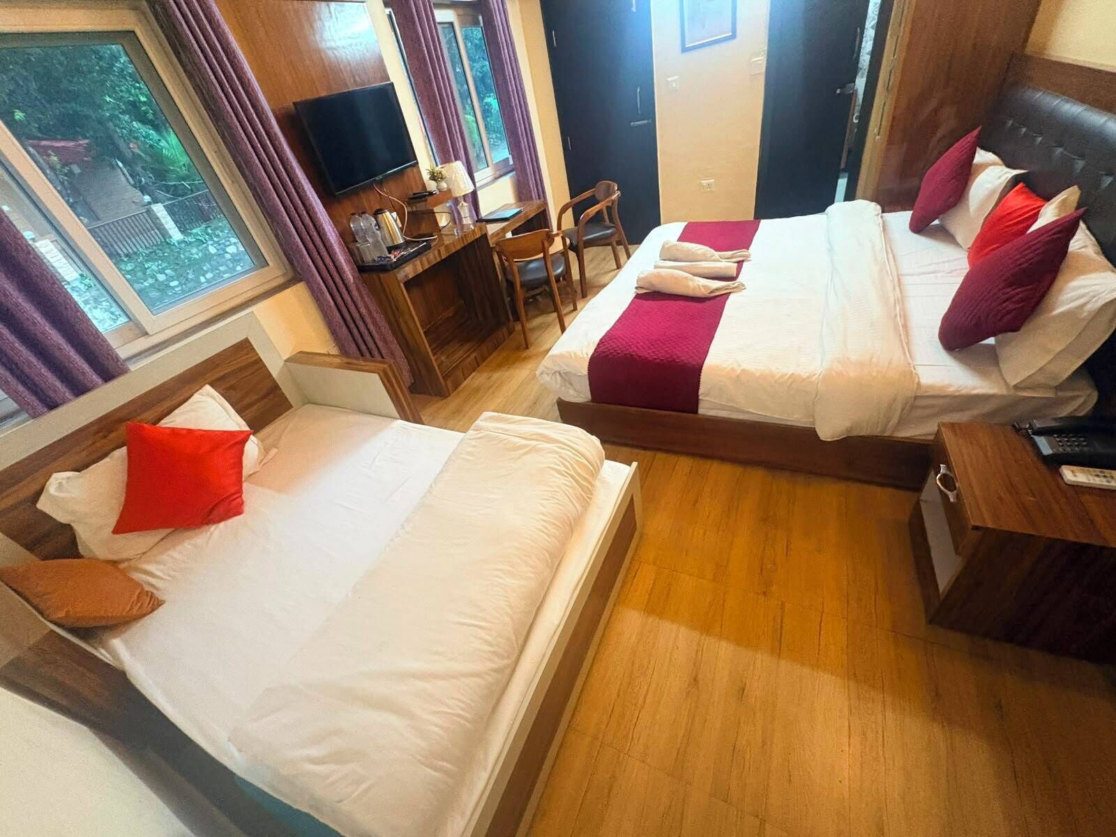 Escritorio, wifi gratis y ropa de cama 