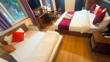 Escritorio, wifi gratis y ropa de cama