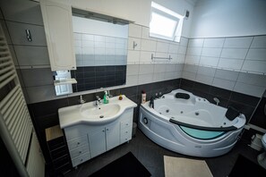 Deluxe Double Room, 2 Bedrooms, City View | Bathroom | Jetted bath, slippers, towels - Suite Donna (Bihac)