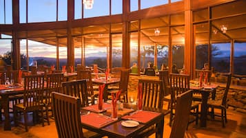 Breakfast, lunch, dinner served; international cuisine