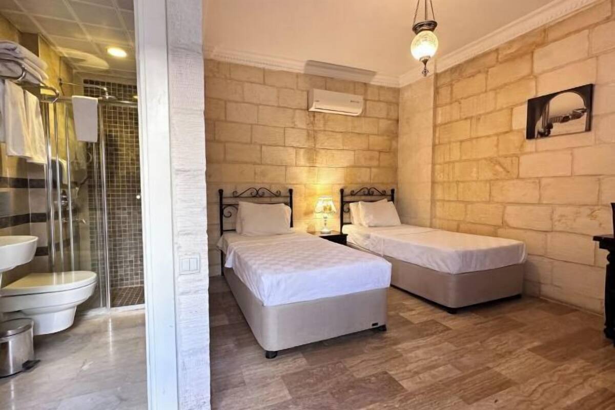 Badkamer | Een douche, een regendouche, gratis toiletartikelen, een haardroger