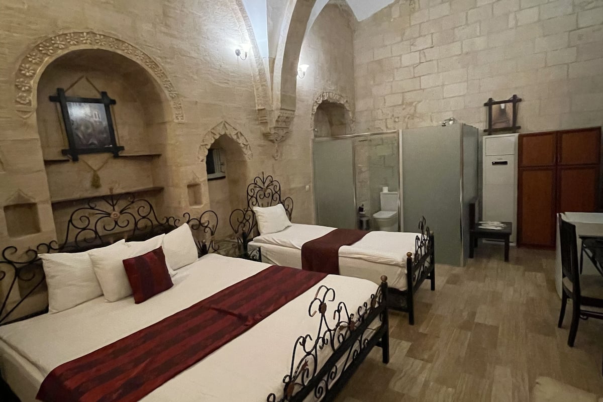 deluxe double room | 1 bedroom, minibar, desk, iron/ironing board