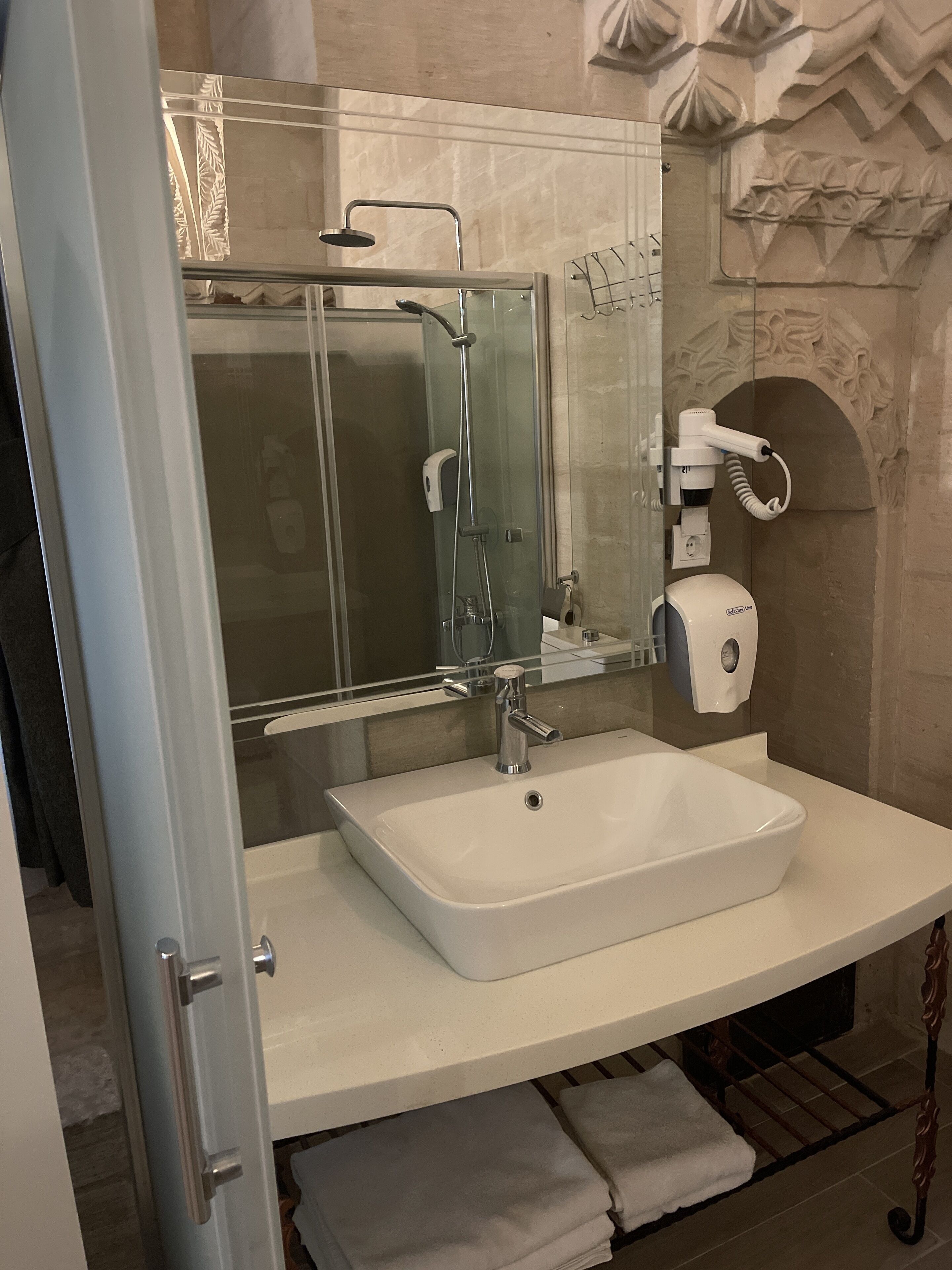 deluxe double room | bathroom | shower, rainfall showerhead, free toiletries, hair dryer