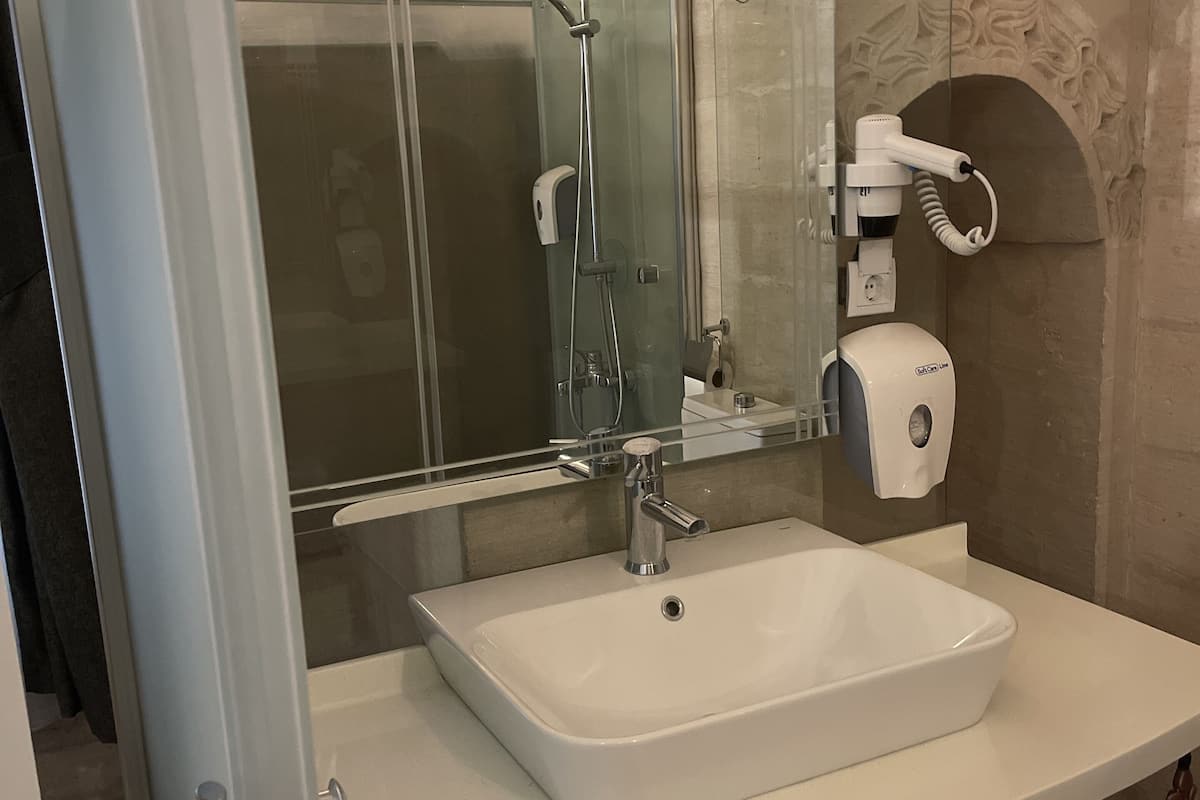 deluxe double room | bathroom | shower, rainfall showerhead, free toiletries, hair dryer