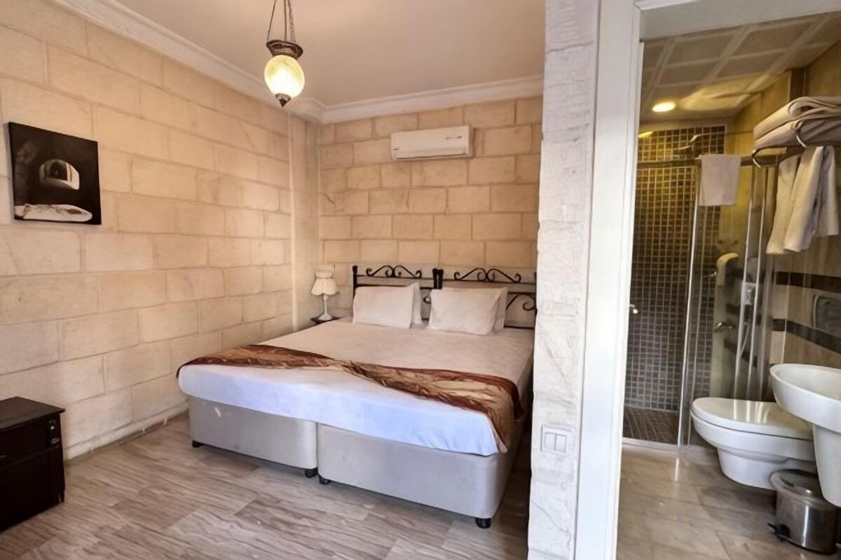 Standard Garden view Double room （Shared Bathroom And Washroom）