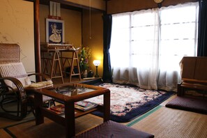Japanese-Style Twin Room, Shared Bathroom | Living area