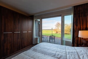 Doppia Deluxe, accessibile ai disabili, patio | Biancheria da letto ipoallergenica, minibar, una cassaforte in camera