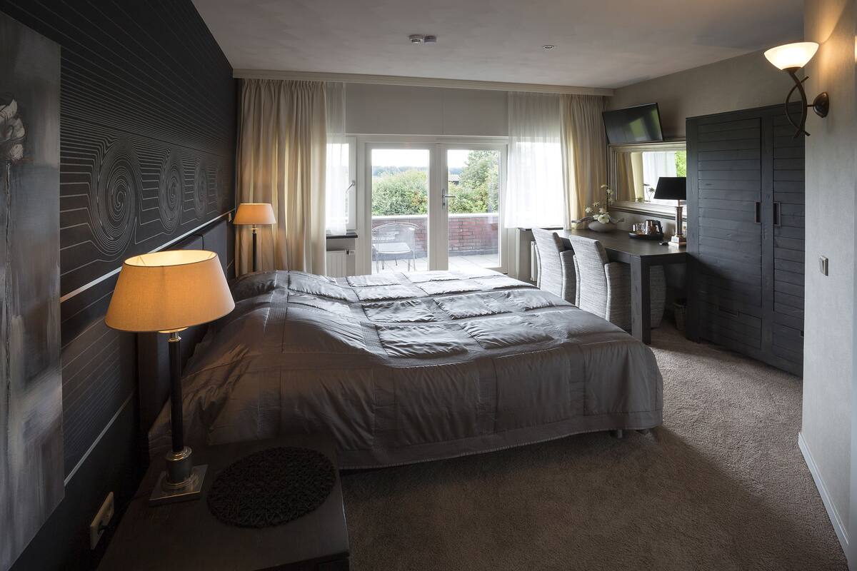 Camera Deluxe, balcone | Biancheria da letto ipoallergenica, minibar, una cassaforte in camera