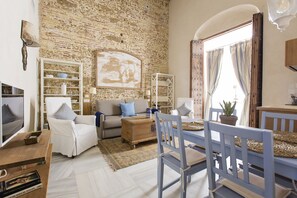 Premium Apartment (Gran) | Living room | Flat-screen TV - Hotel Casa de las Cuatro Torres (Cádiz)