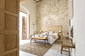 Premium Room | Soundproofing, iron/ironing board, free WiFi, bed sheets