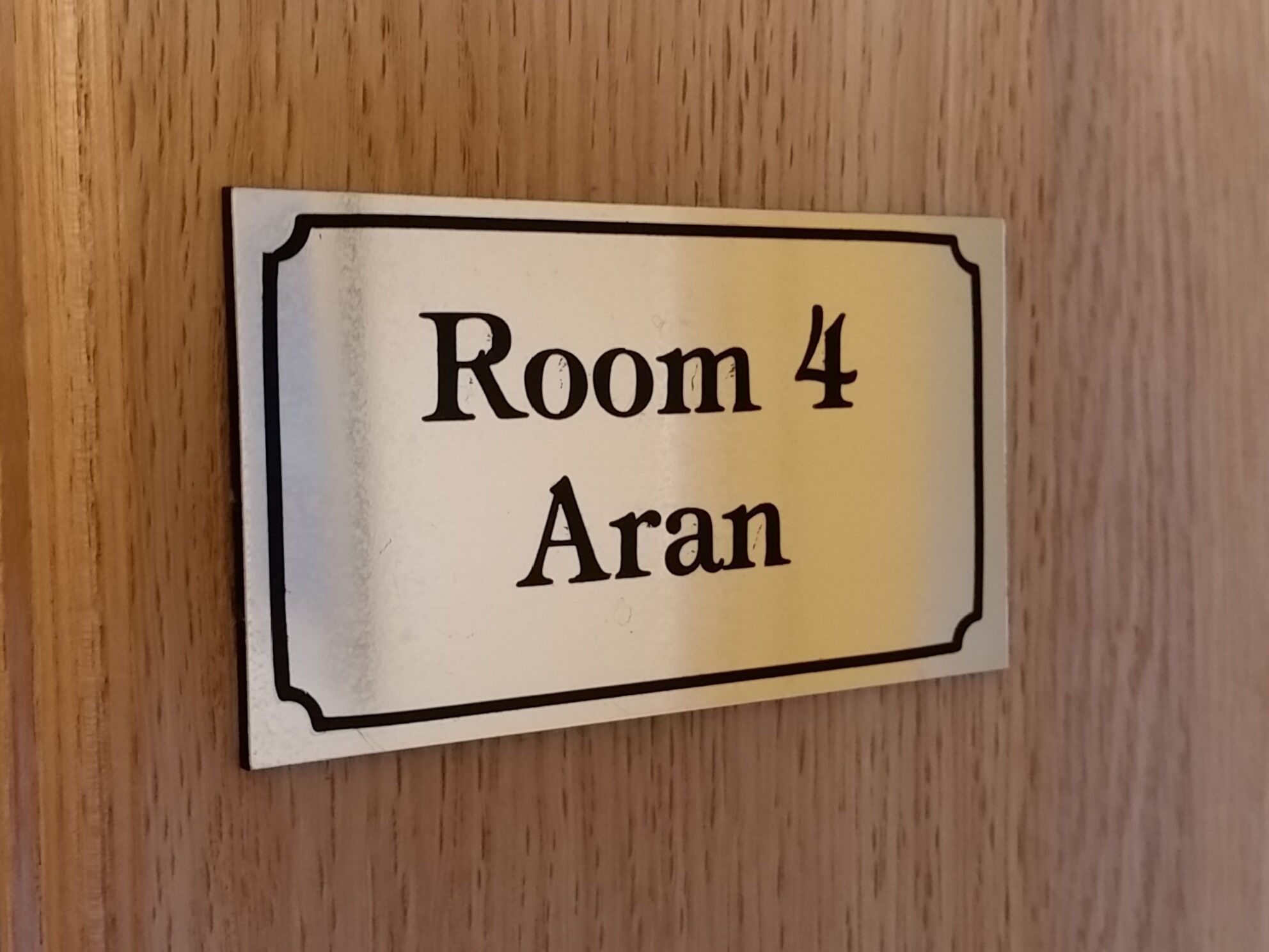 A sign indicating "Room 4" and "Aran".