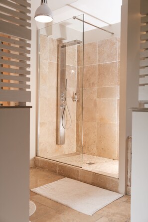 Superior tweepersoonskamer, en-suite badkamer, uitzicht op tuin (Chambre 2) | Badkamer