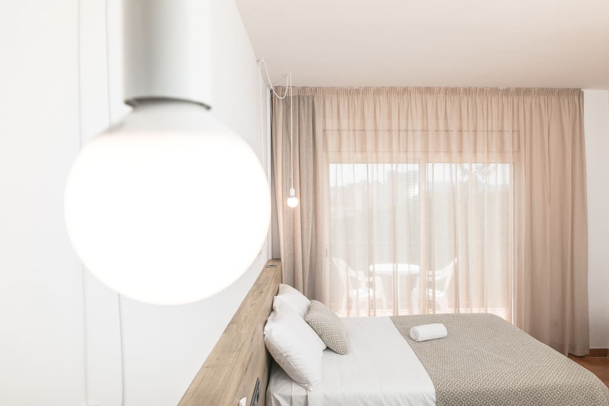 Escritorio, wifi gratis y ropa de cama