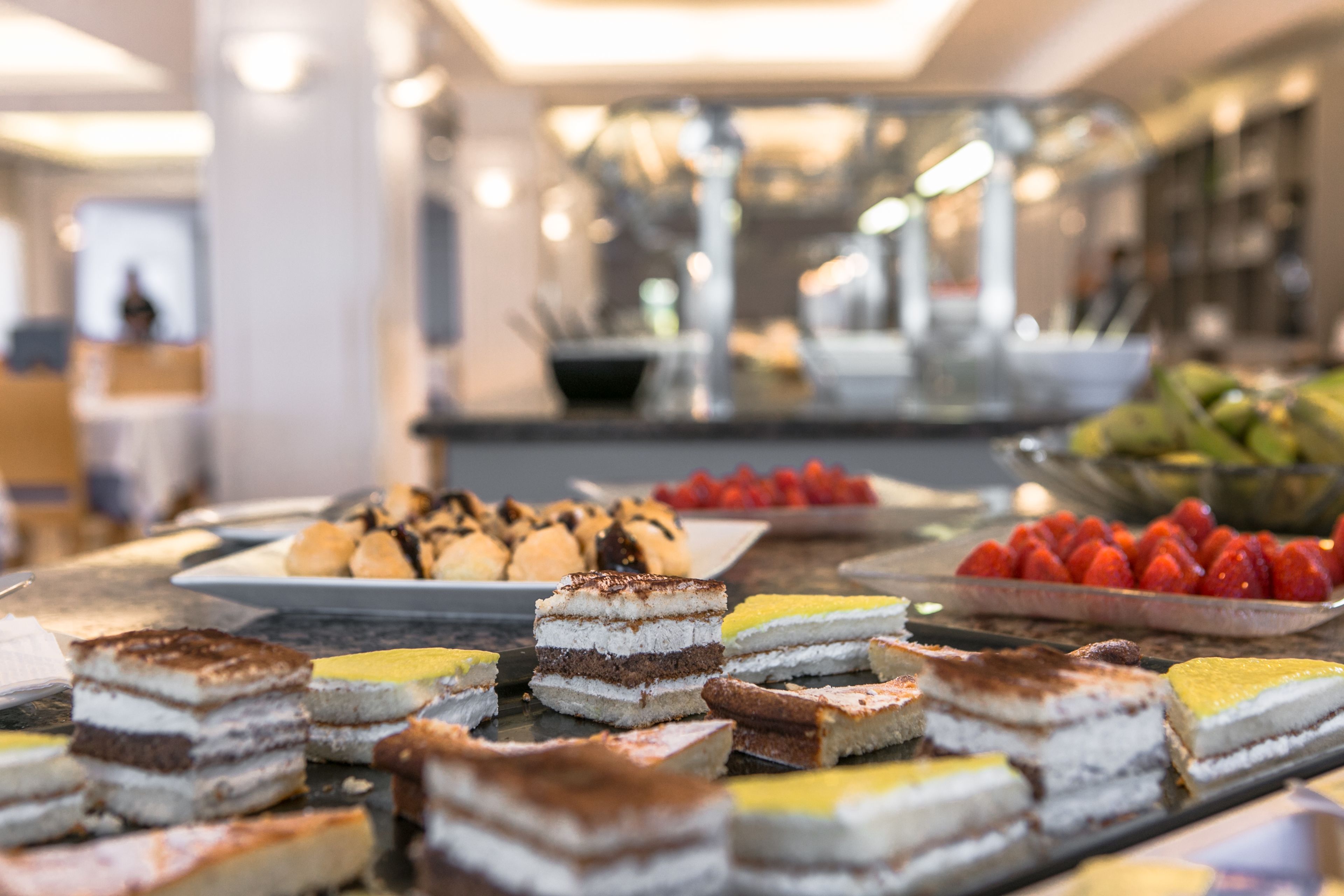 Um buffet com diversos doces e frutas.