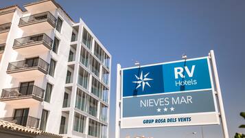 A hotel sign with the name 'RV Hotels Nieve's Mar' and 'Gruppo Rosa dels Vents'.