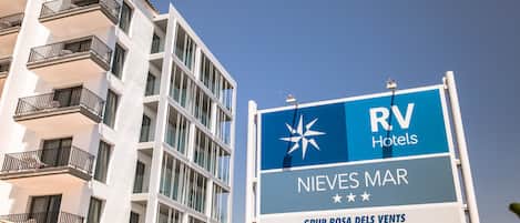 A hotel sign with the name 'RV Hotels Nieve's Mar' and 'Gruppo Rosa dels Vents'.