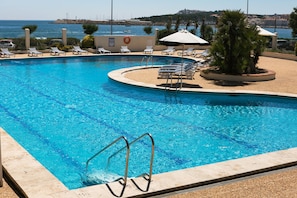 Outdoor pool, pool loungers - RVHotels Nieves Mar (L'Escala)