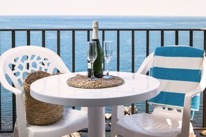 办公桌、免费 WiFi、床单