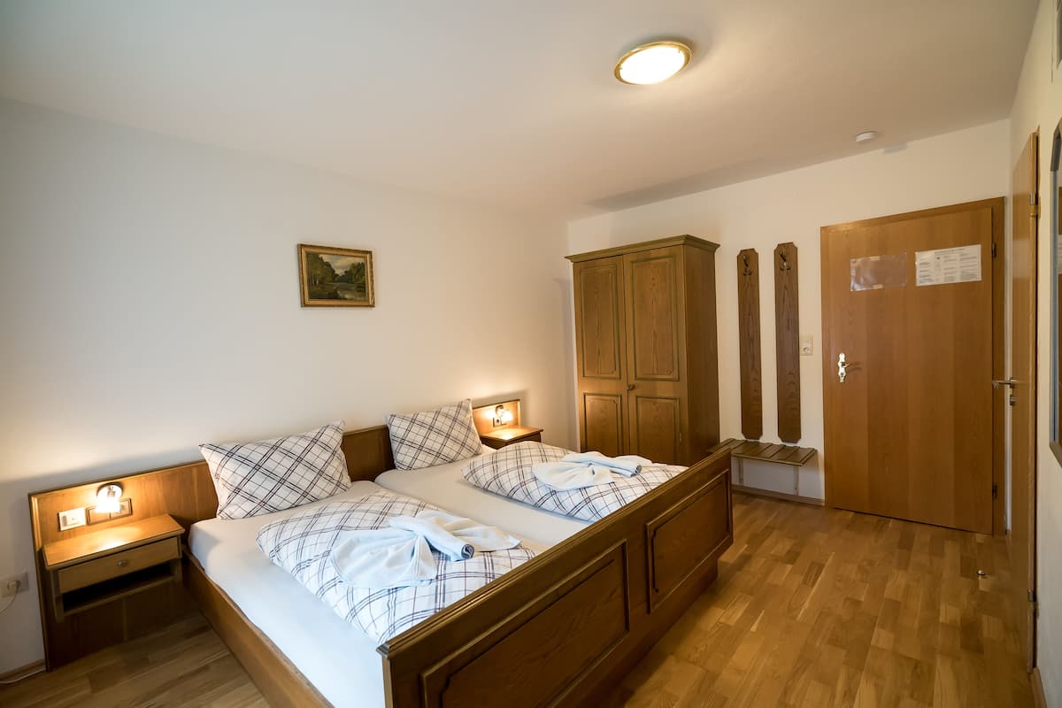 Habitación con 1 cama doble o 2 individuales | Caja fuerte, escritorio, wifi gratis y ropa de cama