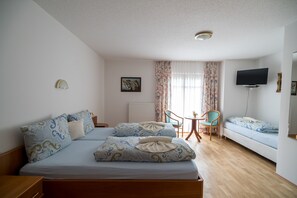 Phòng 3 cơ bản | Két bảo mật tại phòng, bàn, truy cập Internet không dây miễn phí 