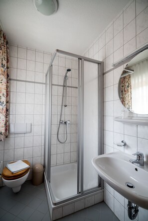 Phòng đơn | Phòng tắm | Buồng tắm vòi sen, máy sấy tóc, khăn tắm 