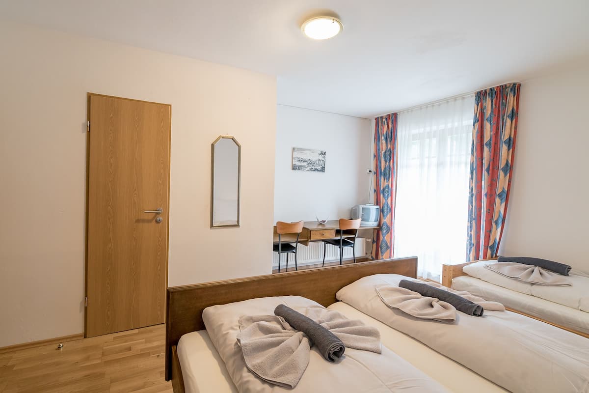 Habitación triple básica | Caja fuerte, escritorio, wifi gratis y ropa de cama