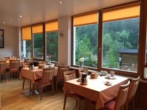 Daily buffet breakfast for a fee - Gasthof Pension zur Triftsperre (Passau)