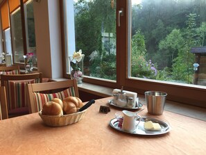 Déjeuner et dîner servis sur place, spécialités Cuisine régionale