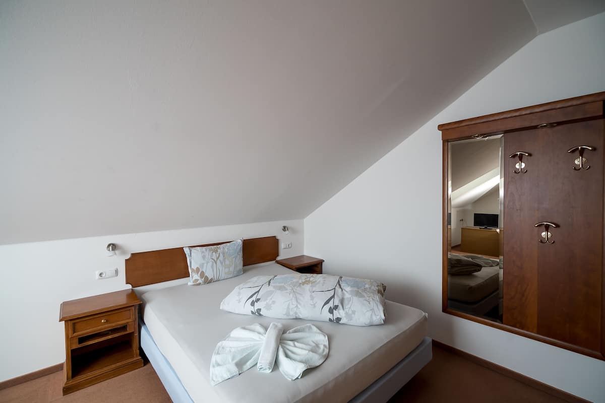 Habitación individual | Caja fuerte, escritorio, wifi gratis y ropa de cama