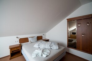 Single Room | In-room safe, desk, free WiFi, bed sheets