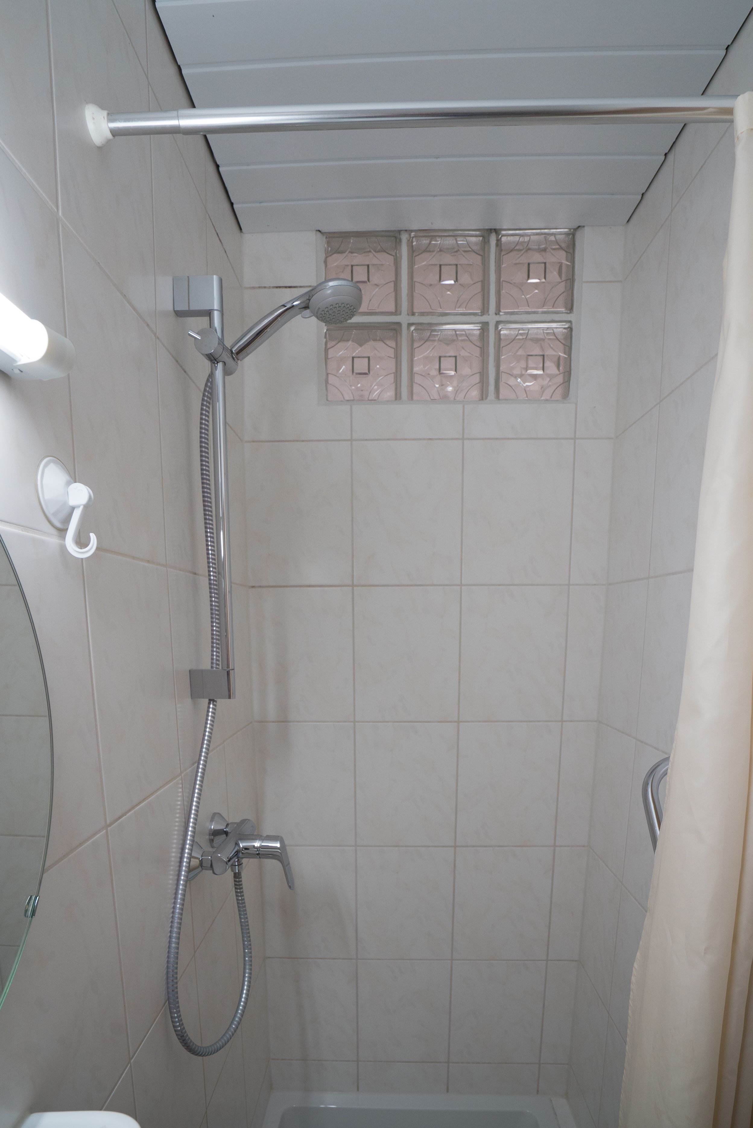 Douche, sèche-cheveux, serviettes fournies